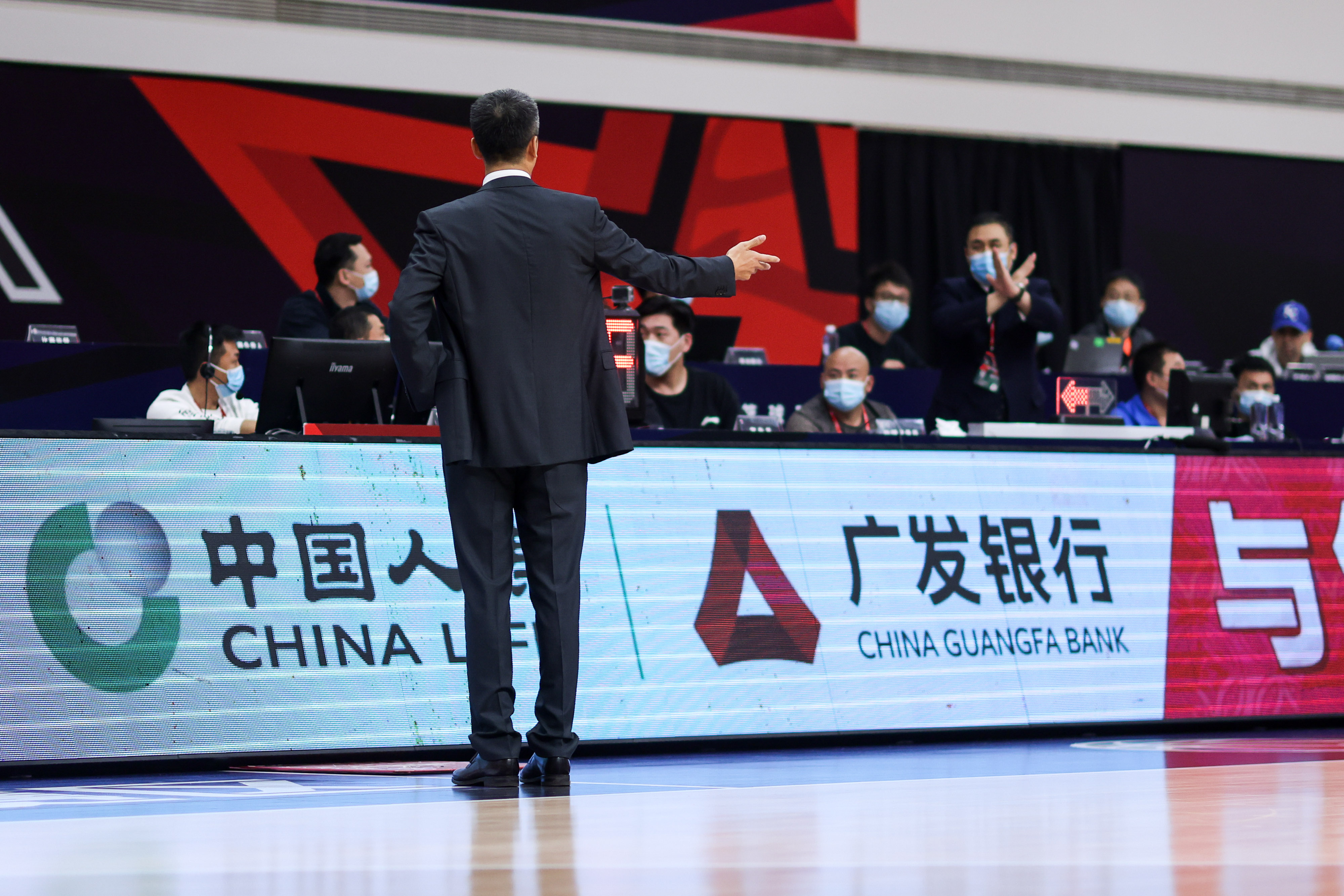 篮球赛比赛规则裁判手势_篮球赛中裁判手势_篮球裁判手势报数字