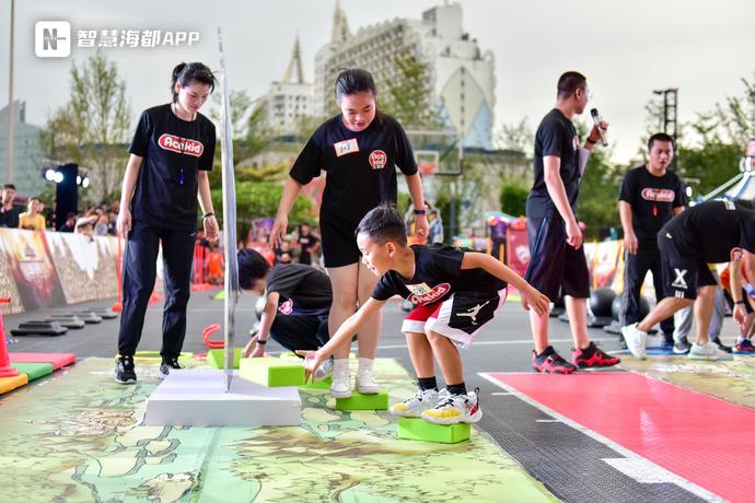 足球运球绕杆接力游戏_足球运球过杆接力规则_足球绕杆接力