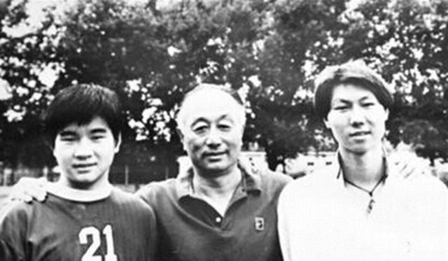 骨头足球冠军_足球运动员骨刺_足球骨头被铲出来