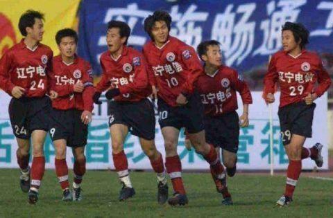 足球骨头被铲出来_足球运动员骨刺_骨头足球冠军