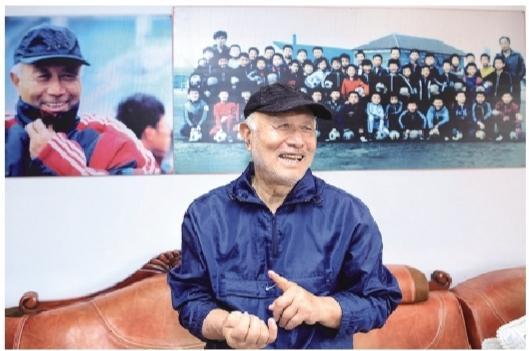 足球骨头被铲出来_足球运动员骨刺_骨头足球冠军